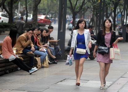 陈哲远打球粉丝们冒雨等待，穿白色外套阳光帅气